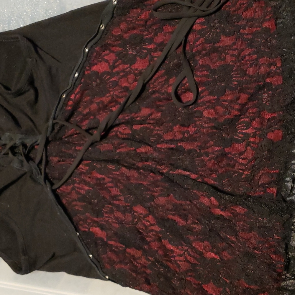 Tank top w lace up back,black n red